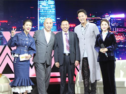新望董事長(zhǎng)羅永輝與著名歌星劉尊老師、汪正正老師、郭津彤老師、主持人雅琪在北京電視臺(tái)錄制節(jié)目現(xiàn)場(chǎng)親切合影